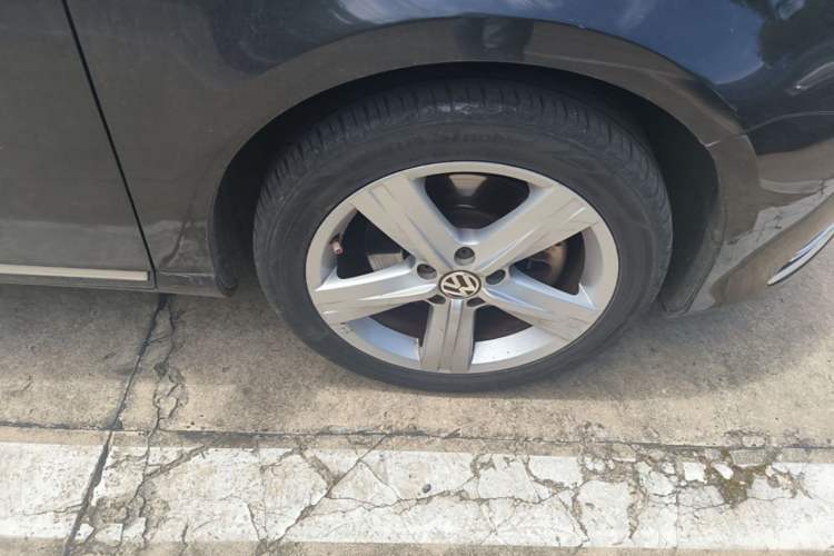 Used Volkswagen Magotan 2016 1.8TSI Luxury Comfort Model Right Front Wheel Hub