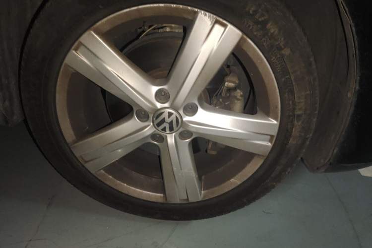 Used Volkswagen Magotan 2016 1.8TSI Luxury Comfort Model Right Front Wheel Hub