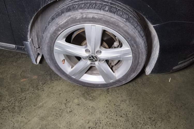Used Volkswagen Magotan 2016 1.8TSI Luxury Comfort Model Right Front Wheel Hub