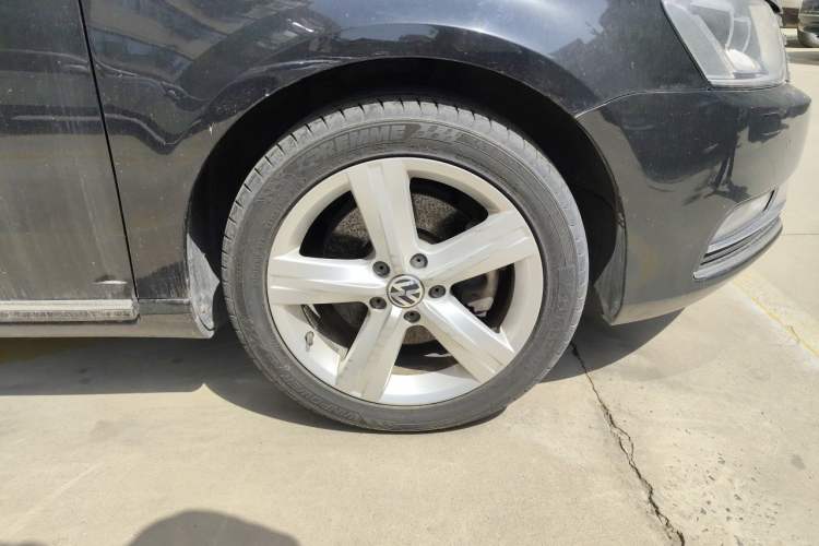 Used Volkswagen Magotan 2016 1.8TSI Luxury Comfort Model Right Front Wheel Hub