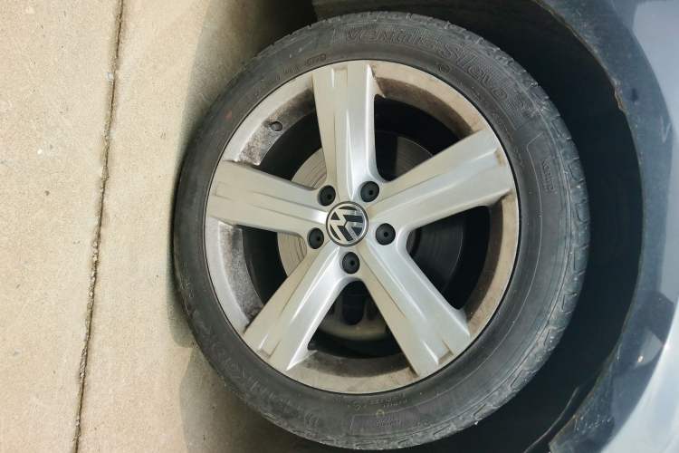 Used Volkswagen Magotan 2016 1.8TSI Luxury Comfort Model Right Front Wheel Hub