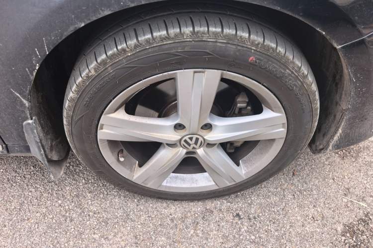 Used Volkswagen Magotan 2016 1.8TSI Luxury Comfort Model Right Front Wheel Hub