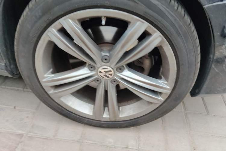 Used Volkswagen Magotan 2016 1.8TSI 25th Anniversary Edition Right Front Wheel Hub