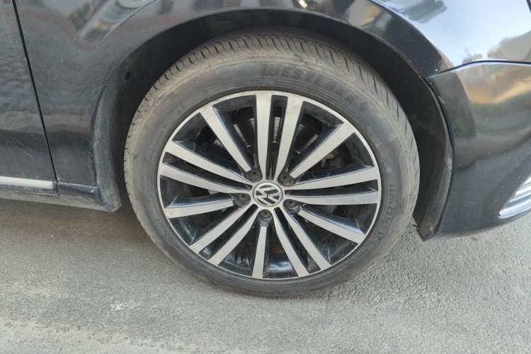 Used Volkswagen Magotan 2016 1.8TSI 25th Anniversary Edition Right Front Wheel Hub