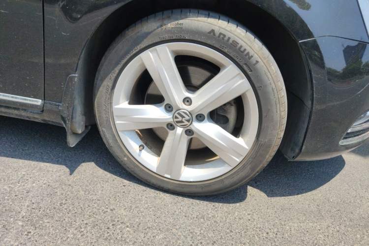 Used Volkswagen Magotan 2016 1.8TSI Luxury Comfort Model Right Front Wheel Hub