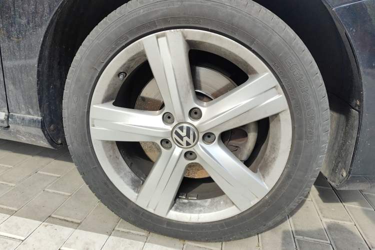 Used Volkswagen Magotan 2016 1.8TSI Luxury Comfort Model Right Front Wheel Hub