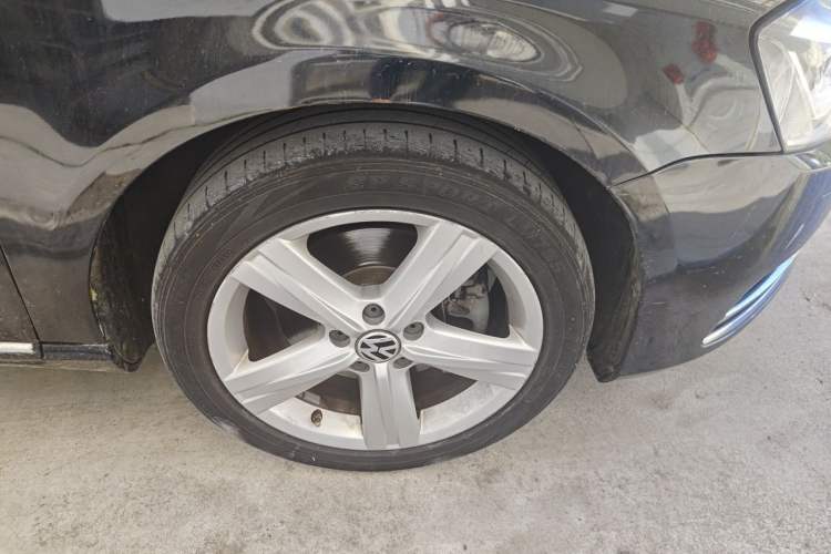 Used Volkswagen Magotan 2016 1.8TSI Luxury Comfort Model Right Front Wheel Hub