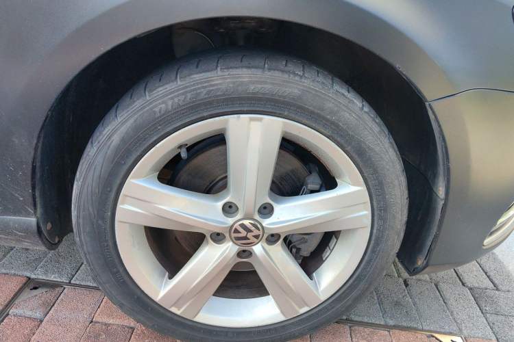 Used Volkswagen Magotan 2016 1.8TSI Luxury Comfort Model Right Front Wheel Hub