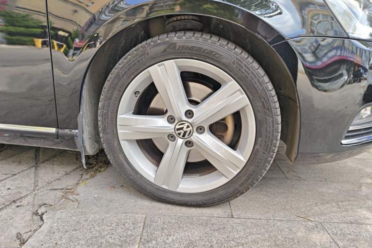 Used Volkswagen Magotan 2016 1.8TSI Luxury Comfort Model Right Front Wheel Hub