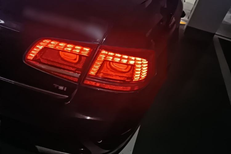 Used Volkswagen Magotan 2016 1.8TSI Smart Enjoyment Leading Model Right Rear Taillight