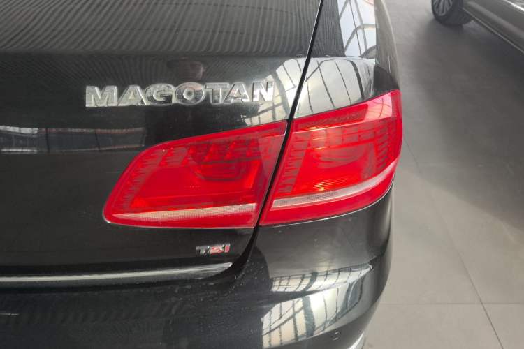 Used Volkswagen Magotan 2016 1.8TSI Luxury Comfort Model Right Rear Taillight