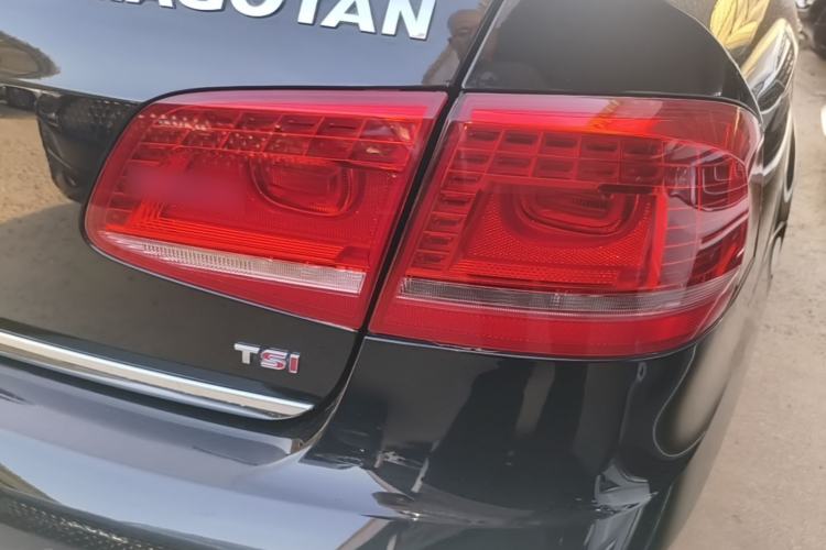 Used Volkswagen Magotan 2016 1.8TSI 25th Anniversary Edition Right Rear Taillight