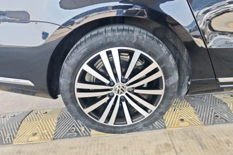 Used Volkswagen Magotan 2016 1.8TSI 25th Anniversary Edition Right Rear Wheel Hub