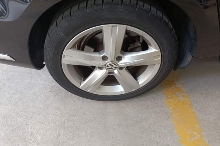 Used Volkswagen Magotan 2016 1.8TSI Luxury Comfort Model Right Rear Wheel Hub