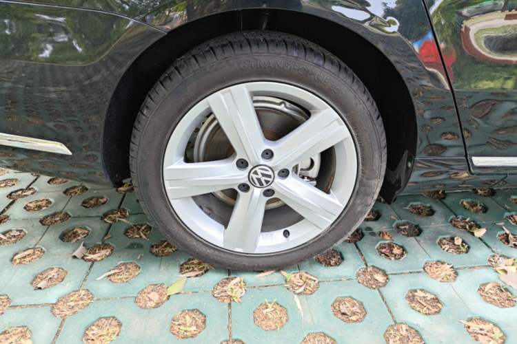 Used Volkswagen Magotan 2016 1.8TSI Smart Comfort Model Right Rear Wheel Hub