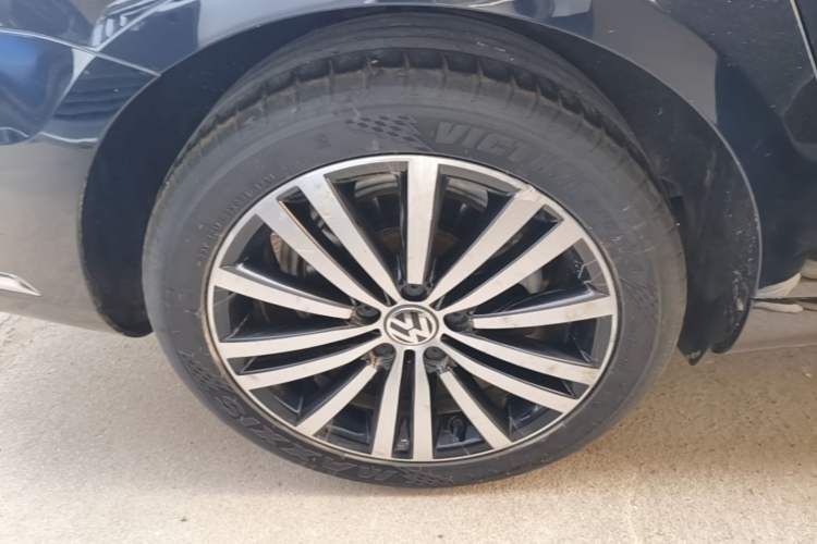 Used Volkswagen Magotan 2016 1.8TSI 25th Anniversary Edition Right Rear Wheel Hub