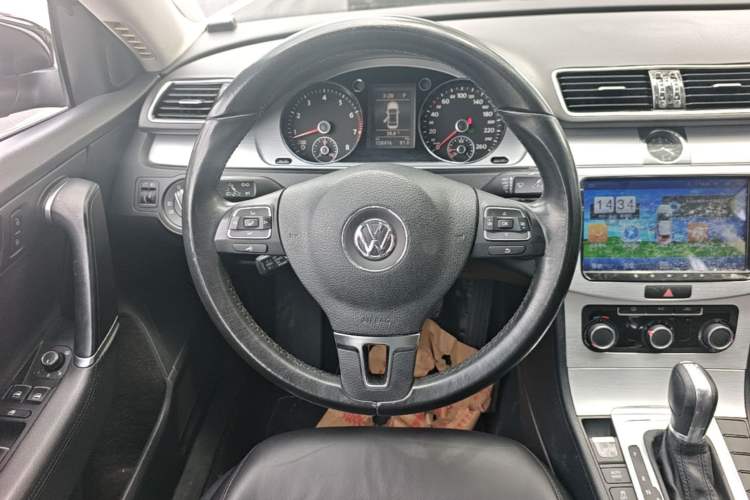 Used Volkswagen Magotan 2016 1.8TSI Smart Comfort Model Steering Wheel