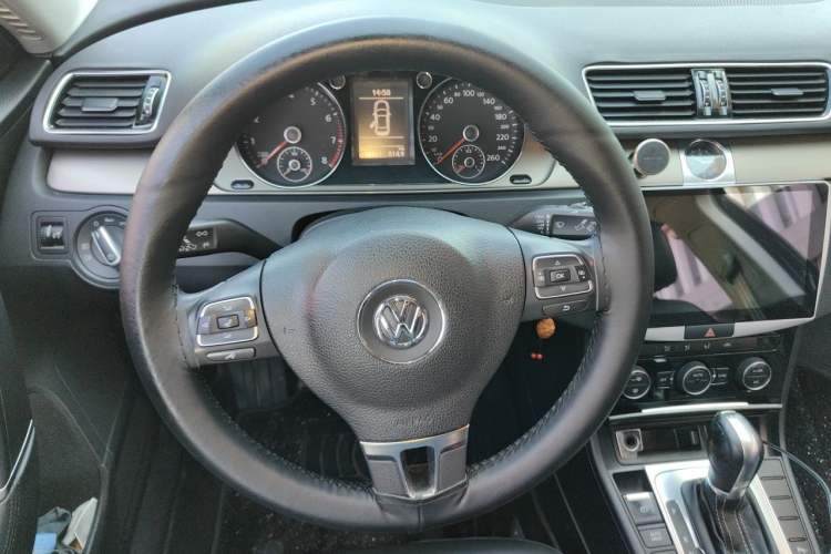 Used Volkswagen Magotan 2016 1.8TSI 25th Anniversary Edition Steering Wheel