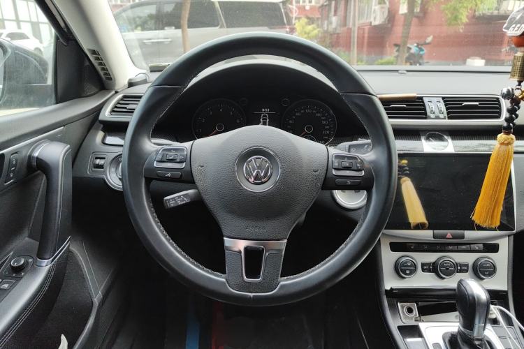 Used Volkswagen Magotan 2016 1.8TSI Luxury Comfort Model Steering Wheel
