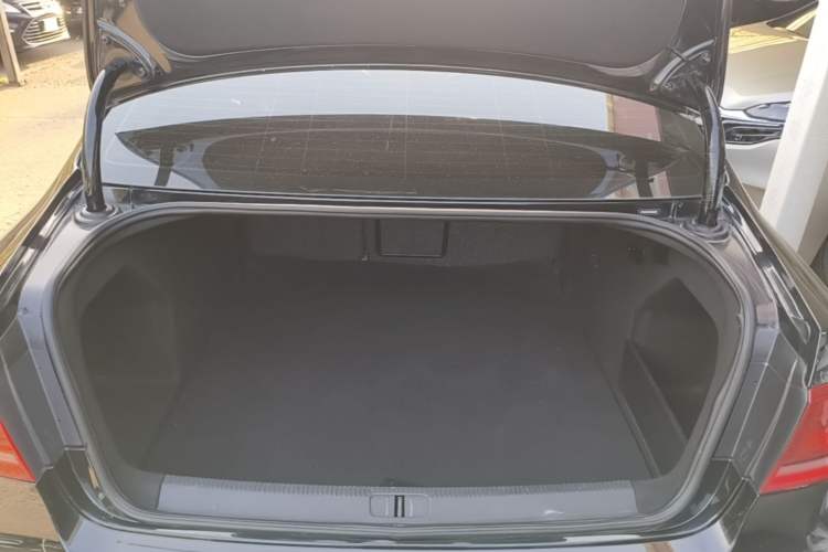 Used Volkswagen Magotan 2016 1.8TSI 25th Anniversary Edition Trunk