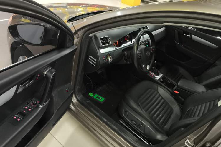Used Volkswagen Magotan 2016 1.8TSI Smart Comfort Model Driver Seat