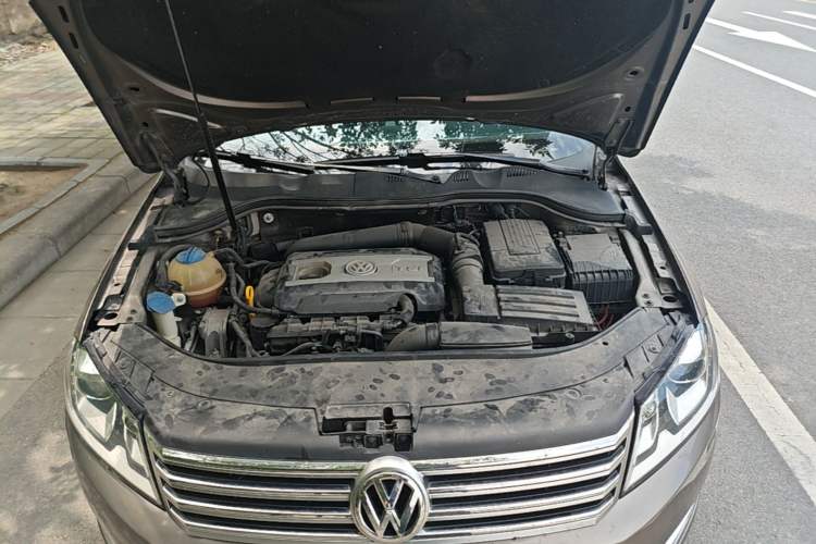 Used Volkswagen Magotan 2016 1.8TSI Luxury Comfort Model Engine Bay