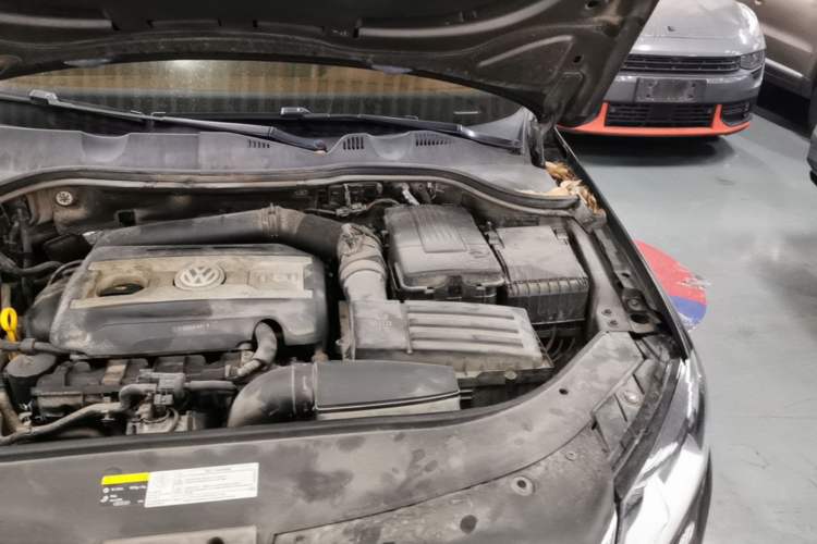 Used Volkswagen Magotan 2016 1.8TSI Smart Comfort Model Engine Bay Left