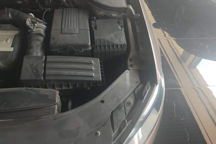 Used Volkswagen Magotan 2016 1.8TSI Smart Comfort Model Engine Bay Left