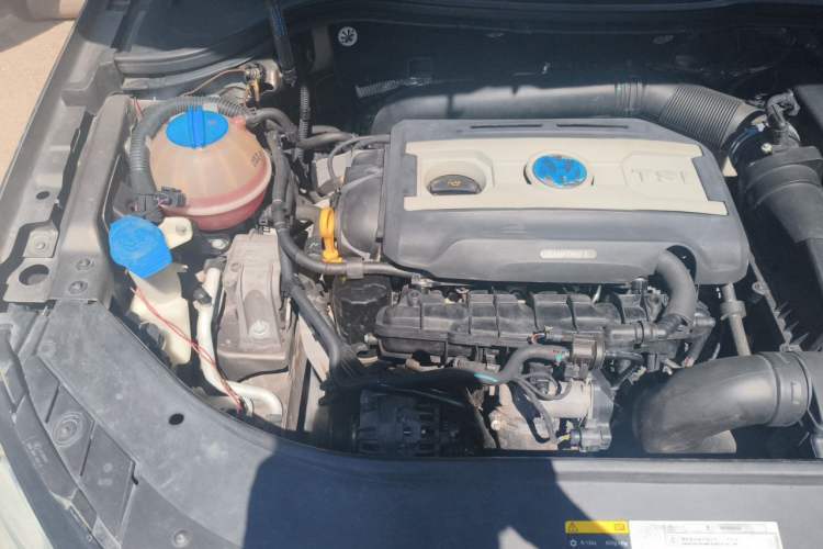 Used Volkswagen Magotan 2016 1.8TSI Smart Comfort Model Engine Bay Right