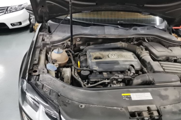 Used Volkswagen Magotan 2016 1.8TSI Smart Comfort Model Engine Bay Right