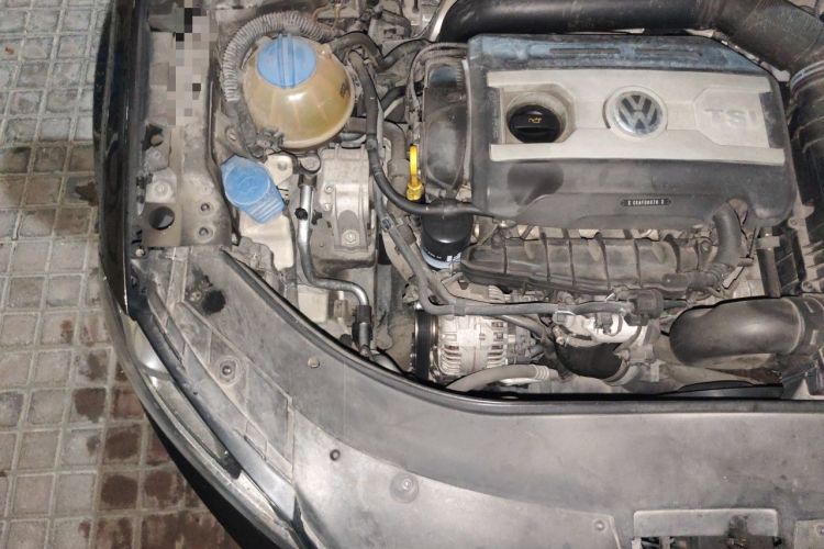 Used Volkswagen Magotan 2016 1.8TSI Luxury Comfort Model Engine Bay Right