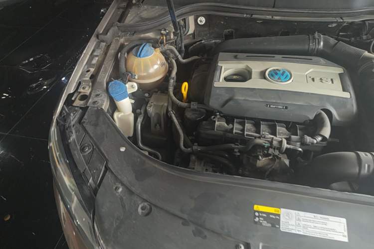 Used Volkswagen Magotan 2016 1.8TSI Smart Comfort Model Engine Bay Right