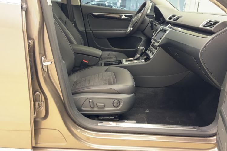 Used Volkswagen Magotan 2016 2.0 TSI Luxury Comfort Version Interior 10