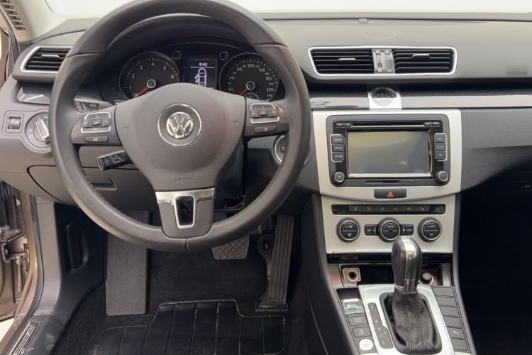 Used Volkswagen Magotan 2016 2.0 TSI Luxury Comfort Version Interior 4