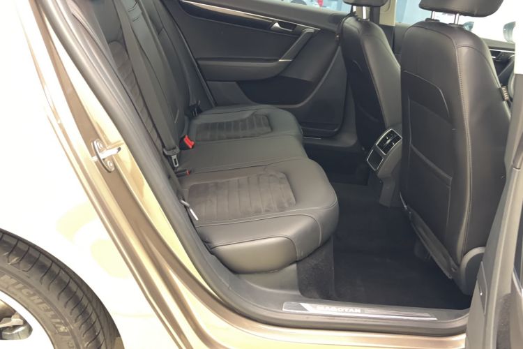 Used Volkswagen Magotan 2016 2.0 TSI Luxury Comfort Version Interior 9