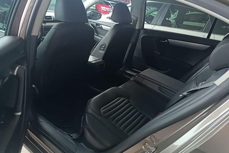 Used Volkswagen Magotan 2016 1.8TSI Smart Comfort Model Left Rear Seat
