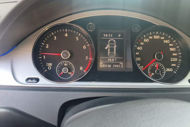 Used Volkswagen Magotan 2016 1.8TSI Smart Comfort Model Odometer Close Up