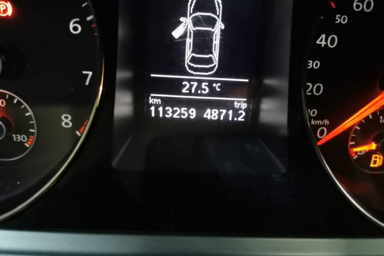 Used Volkswagen Magotan 2016 1.8TSI Smart Comfort Model Odometer Close Up