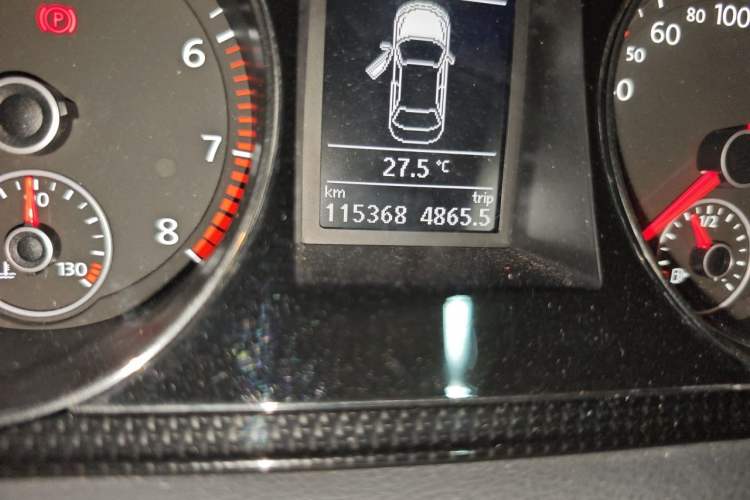 Used Volkswagen Magotan 2016 1.8TSI Luxury Comfort Model Odometer Close Up