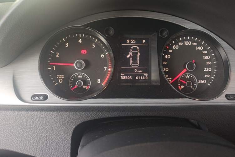Used Volkswagen Magotan 2016 1.8TSI Smart Comfort Model Odometer Close Up