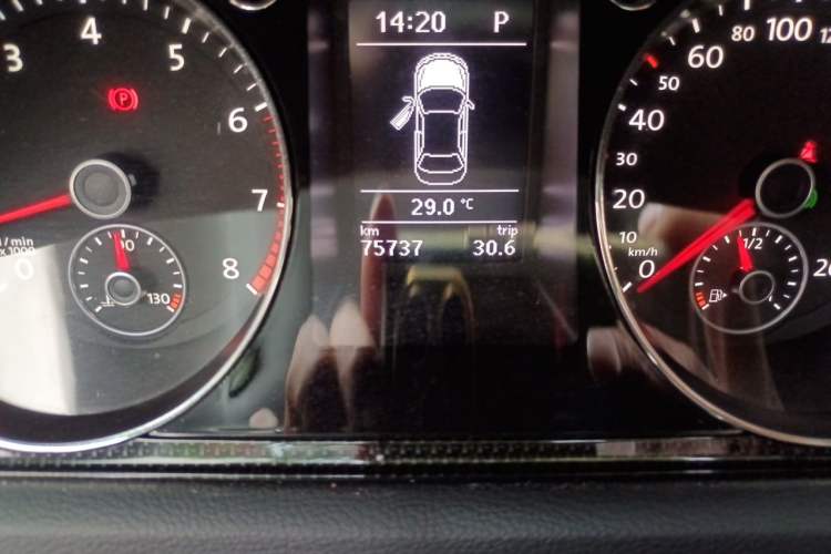 Used Volkswagen Magotan 2016 1.8TSI Luxury Comfort Model Odometer Close Up