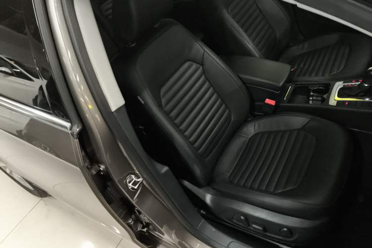 Used Volkswagen Magotan 2016 1.8TSI Smart Comfort Model Right Front Seat