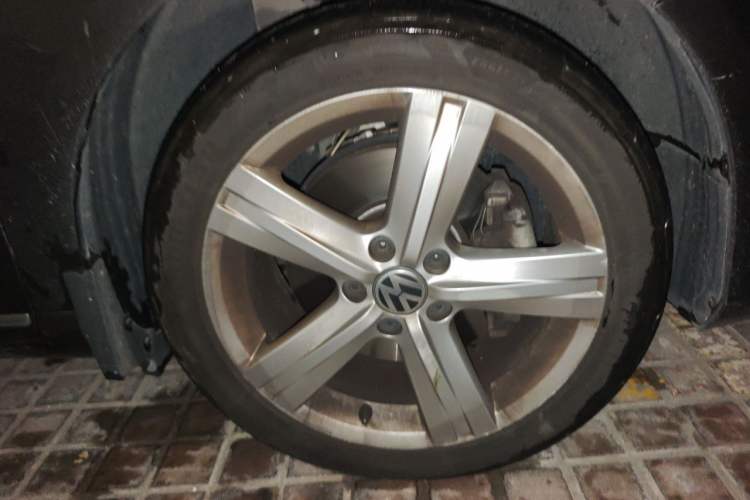 Used Volkswagen Magotan 2016 1.8TSI Luxury Comfort Model Right Front Wheel Hub