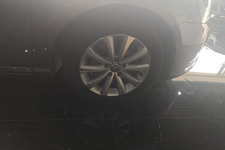 Used Volkswagen Magotan 2016 1.8TSI Smart Comfort Model Right Front Wheel Hub