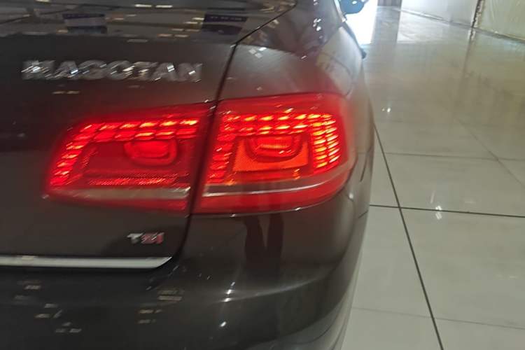 Used Volkswagen Magotan 2016 1.8TSI Smart Comfort Model Right Rear Taillight