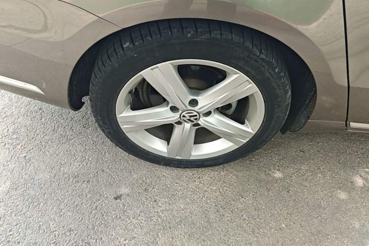 Used Volkswagen Magotan 2016 1.8TSI Luxury Comfort Model Right Rear Wheel Hub
