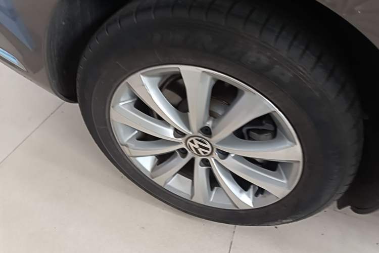 Used Volkswagen Magotan 2016 1.8TSI Smart Comfort Model Right Rear Wheel Hub