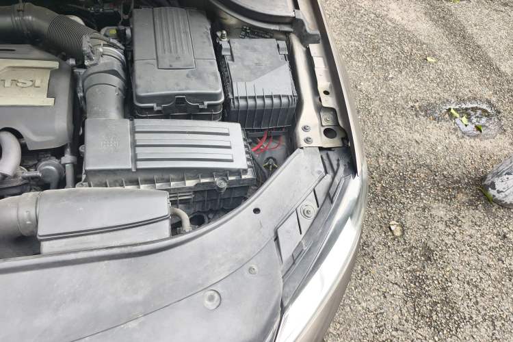 Used Volkswagen Magotan 2016 1.8TSI Smart Comfort Model Engine Bay Left