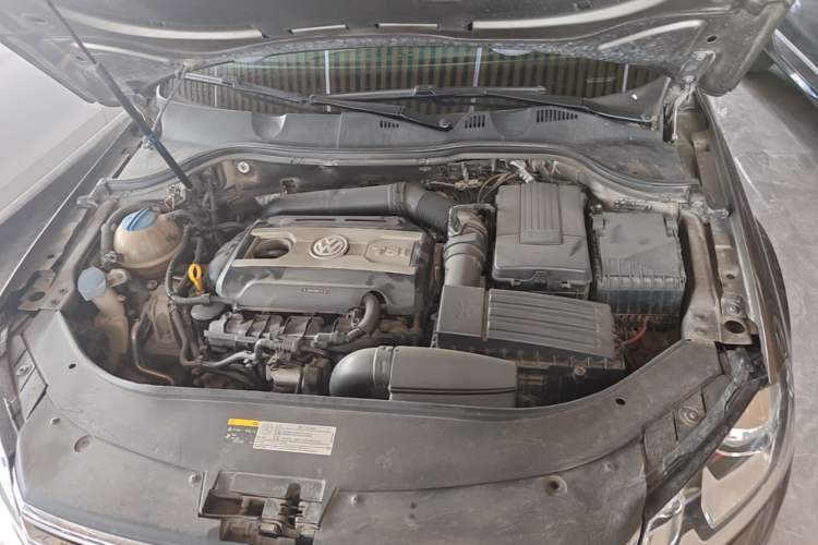 Used Volkswagen Magotan 2016 1.8TSI Luxury Comfort Model Engine Bay