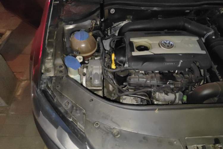 Used Volkswagen Magotan 2016 1.8TSI Smart Comfort Model Engine Bay Right